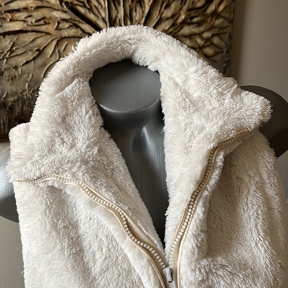 Cejon Faux Fur Plush Vest - Picture 4 of 7
